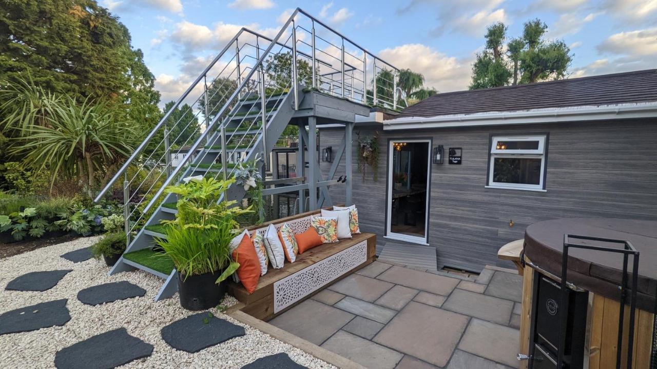 Tulana Taggs - Floating Home On Idyllic Island Hampton Hill Exterior photo